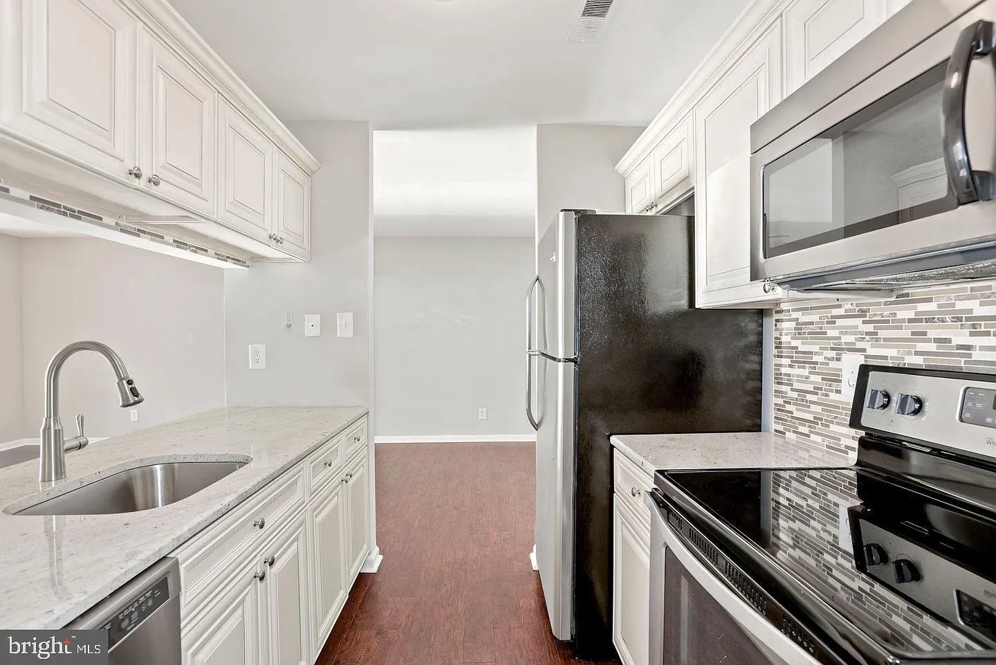 2 bed, 1032 sqft, $2,100 — Photo 3