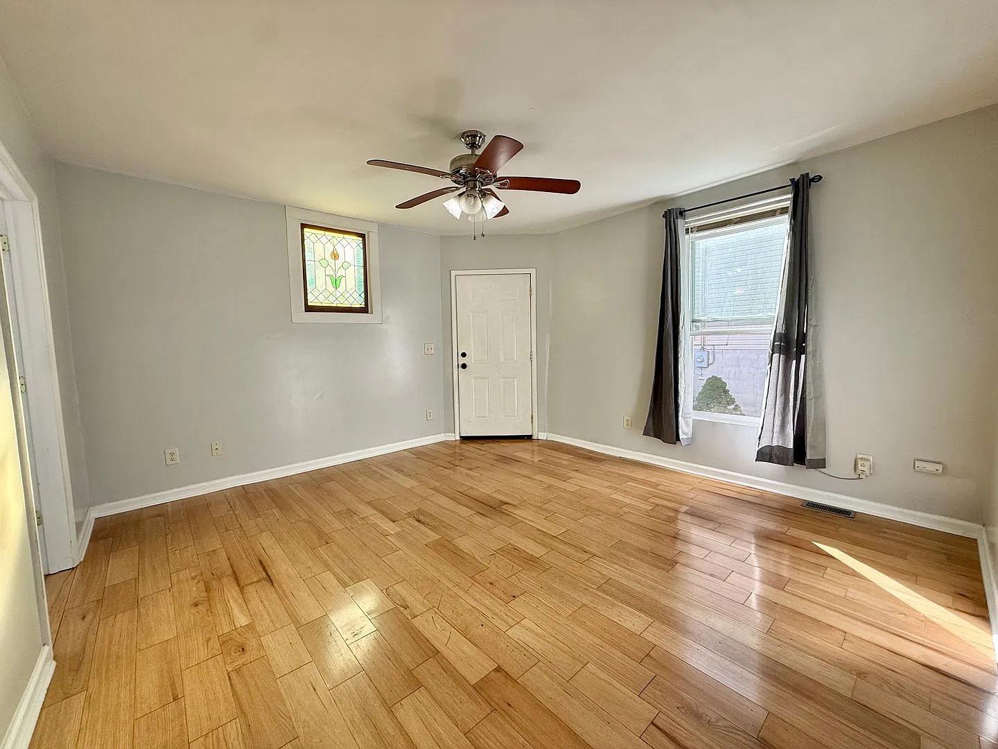 2 bed, 1.5 bath, 830 sqft, $1,495 — Photo 3