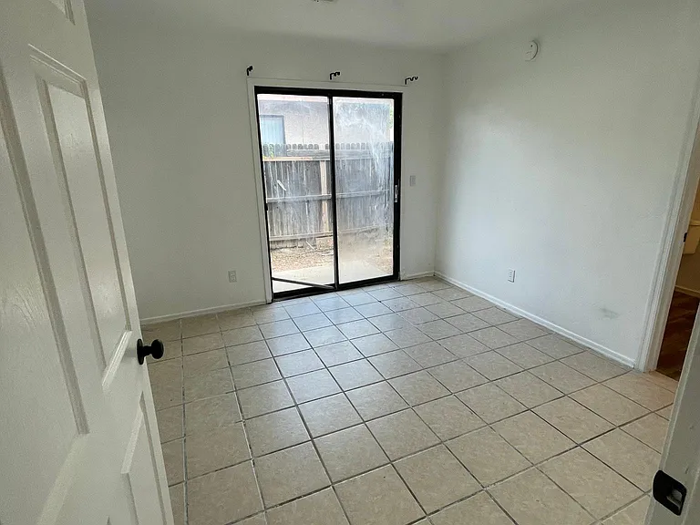 228 W Roger Rd #1 — Photo 4
