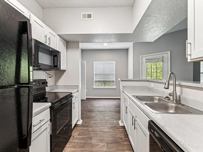Waterford Creek Apartments — Photo 10