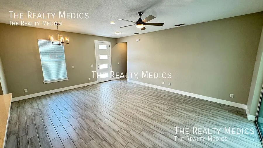 4 Bedroom Gorgeous Poinciana Home!! — Photo 3