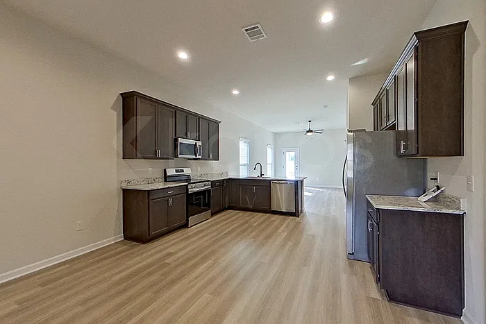 4 bed, 2.5 bath, 1738 sqft, $2,095 — Photo 2