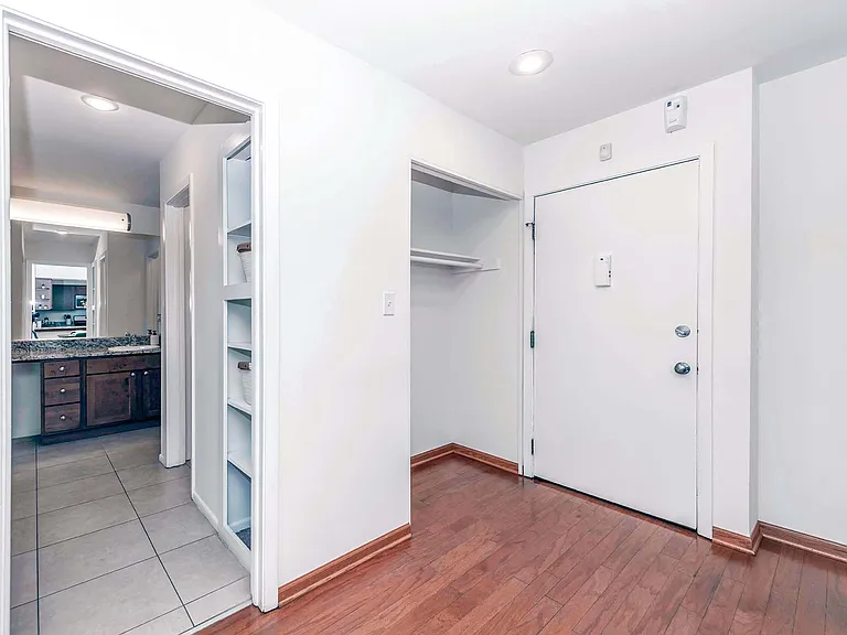 Barrington Lakes Apartments — Photo 26