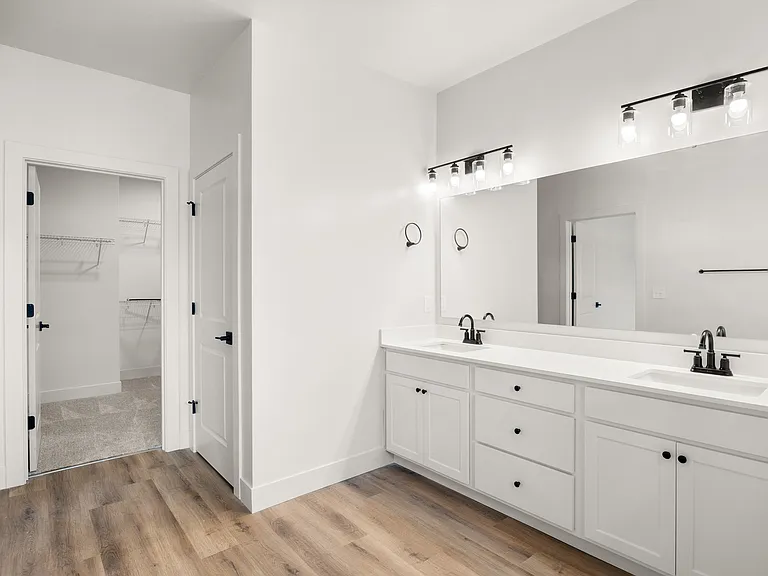 Primary bedroom's en-suite bathroom (2-bedroom floorplan)