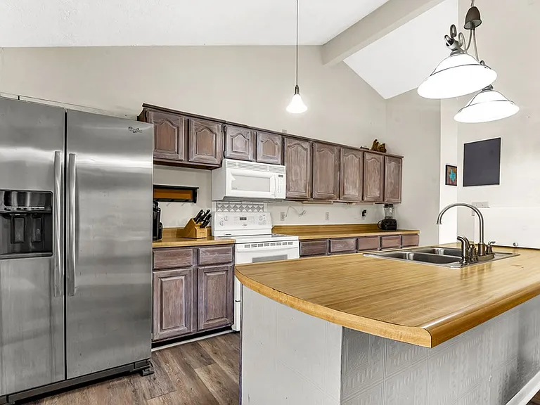 1121 Victoria Dr — Photo 14