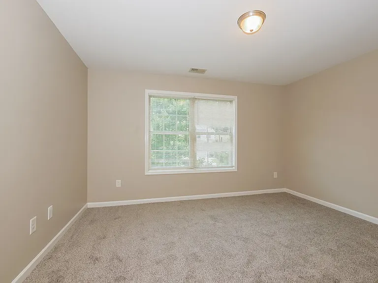 102 Worthing Ln — Photo 14