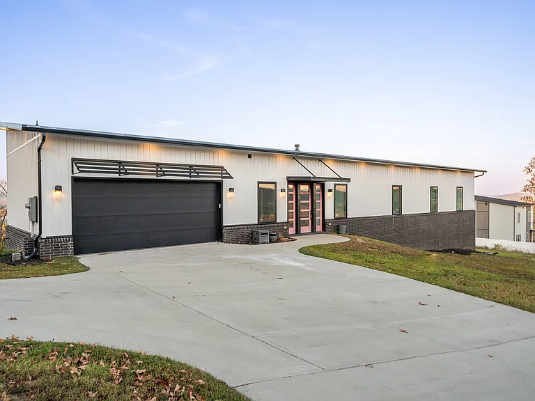 628 Mount Riante Rd — Photo 1