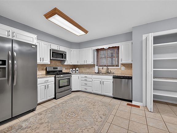 4th image of 522 Lee Town Dr