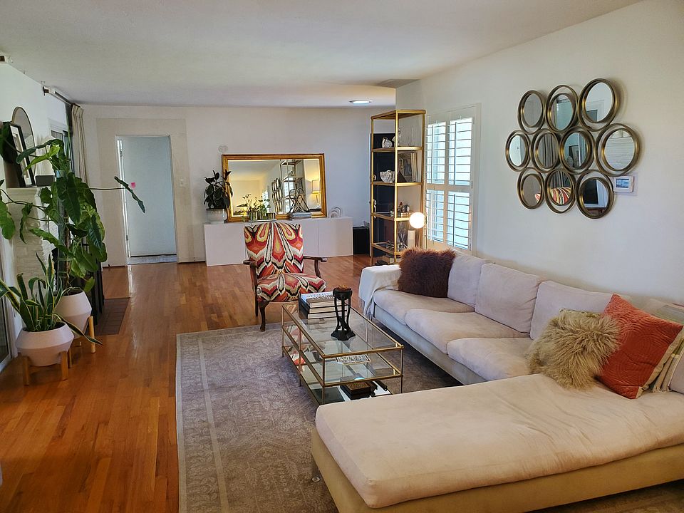 Spacious and modern living room!