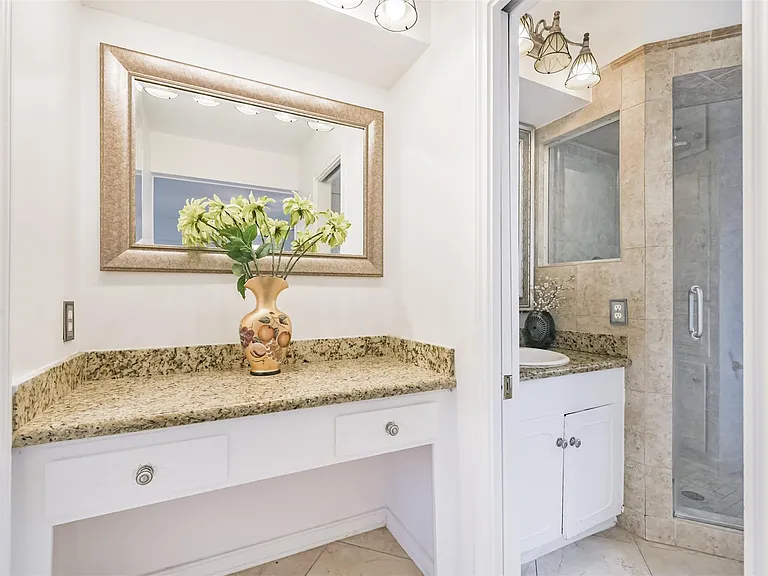 12223 Old Oaks Dr — Photo 24