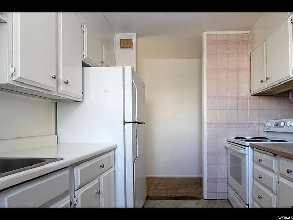 4th image of 1298 N Victoria Way
