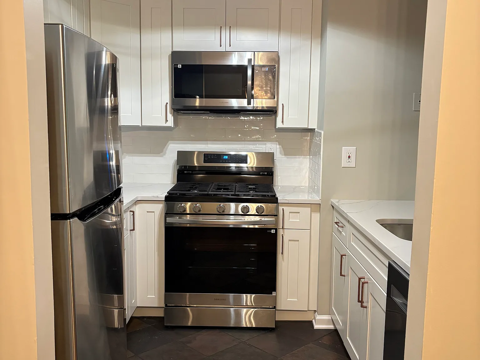 2 bed, 1018 sqft, $3,200 — Photo 3