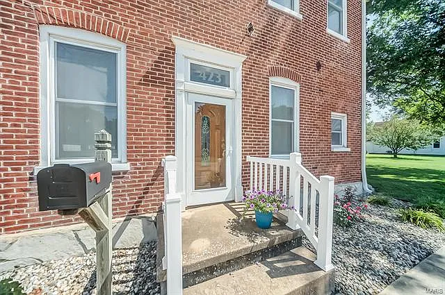 423 W Main St photo 1