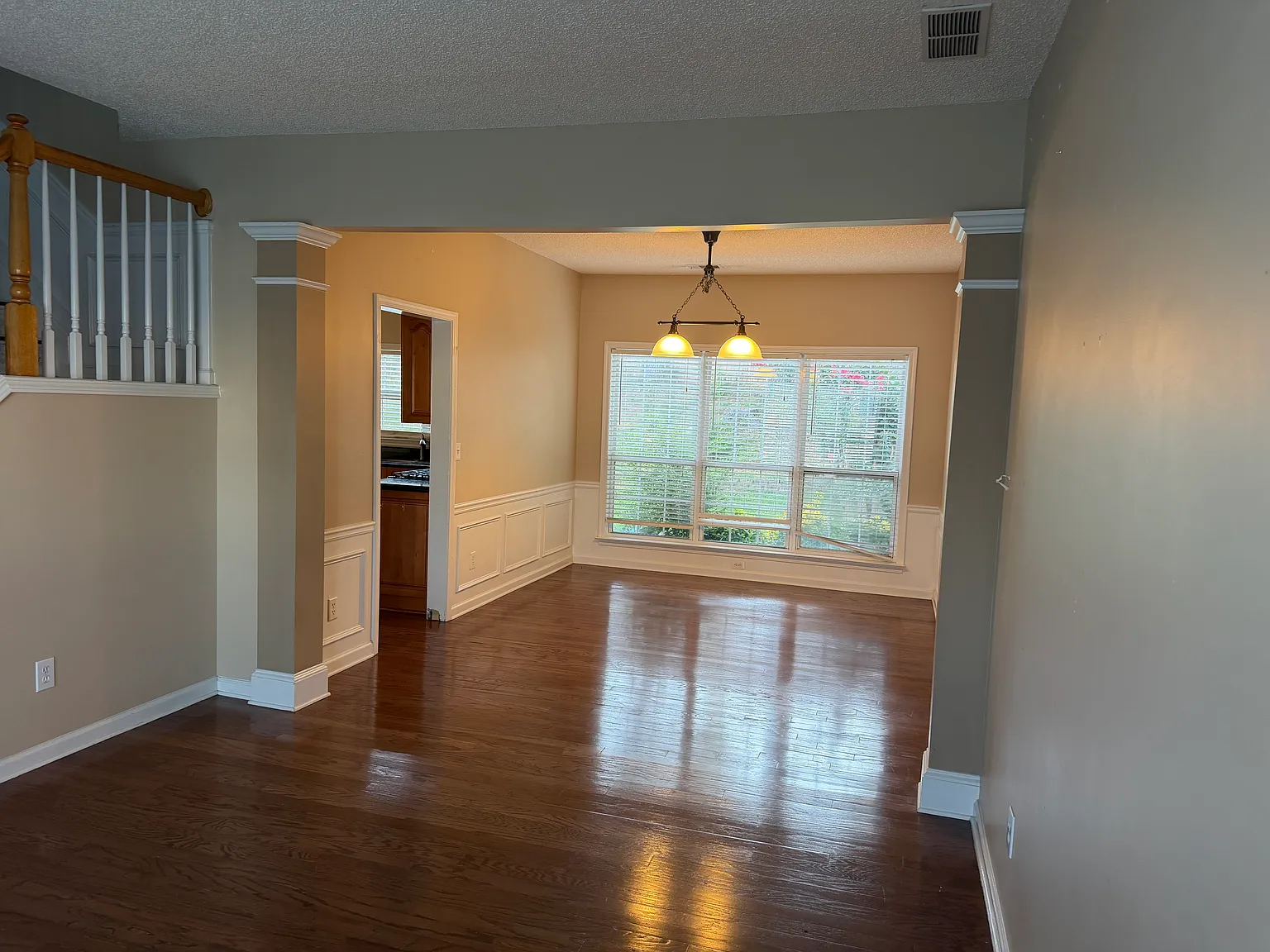 4 bed, 2.5 bath, 2328 sqft, $2,540 — Photo 4