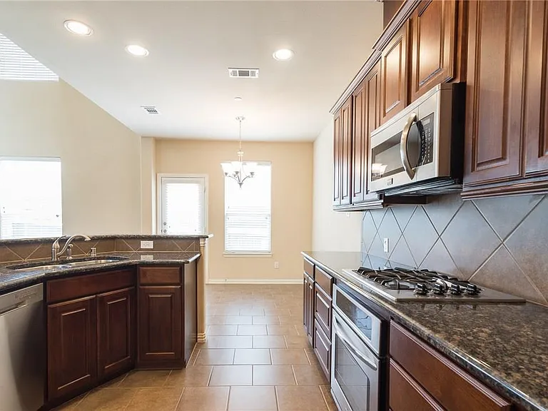4654 Penelope Ln — Photo 5