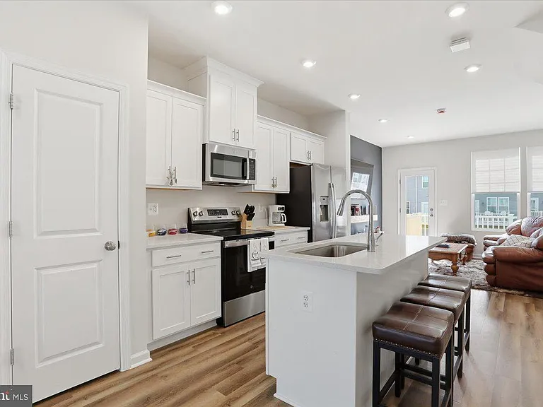 186 Coolidge Ave — Photo 4