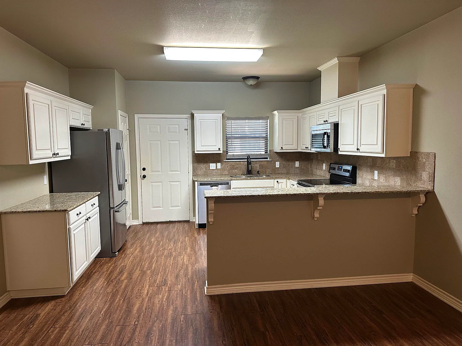 3 bed, 2.0 bath, 1087 sqft, $1,900 — Photo 2