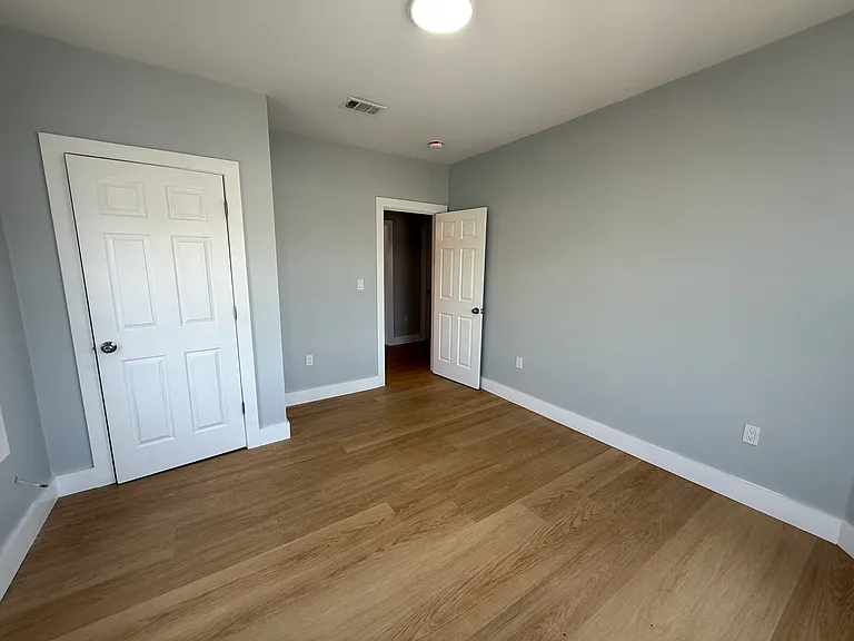 566 Shirley St #5 — Photo 6