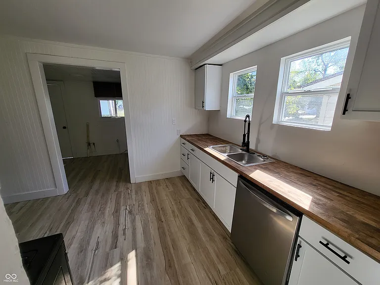 2462 Main St — Photo 5
