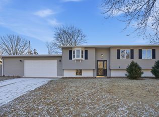 4153 Greenbrier Dr, Bettendorf, IA 52722