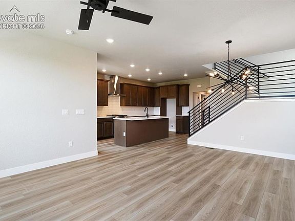 4th image of 3077 Curly Grv