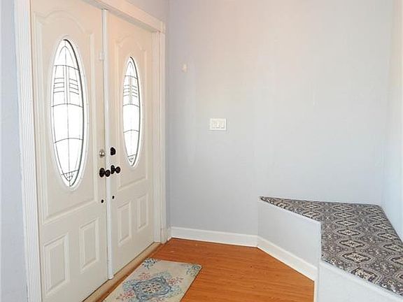 3rd image of 1021 NE Van Loon Ln
