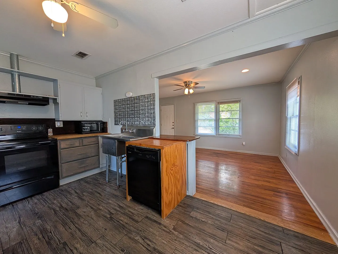 2/1 House With a Detached Garage / Garage Has Pool Table & Bathroom / Large Corner Lot / NBISD — Photo 3