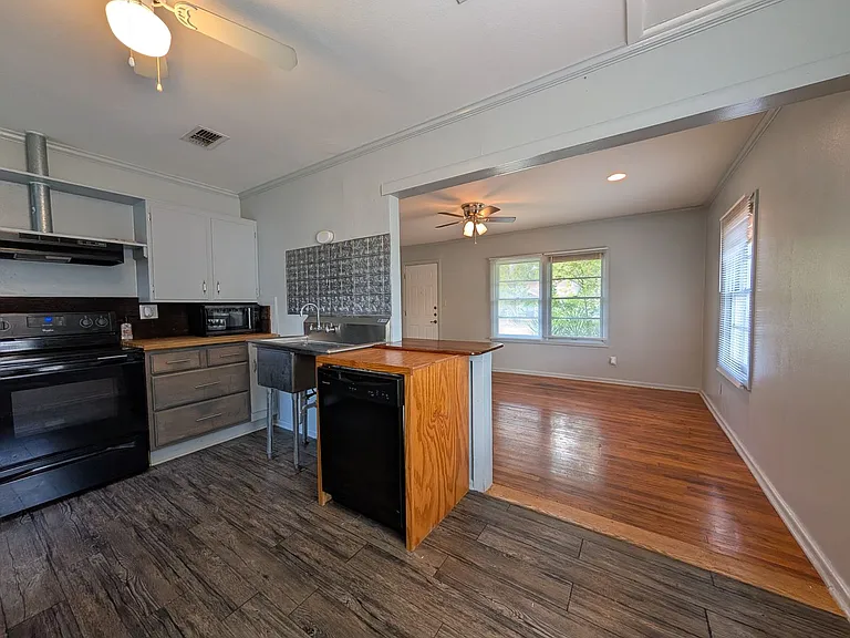 890 Josephine St — Photo 2
