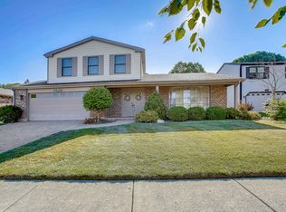 1529 S Surrey Ln, Arlington Heights, IL 60005