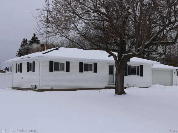 1279 Westbrooke Dr, Lapeer, MI 48446