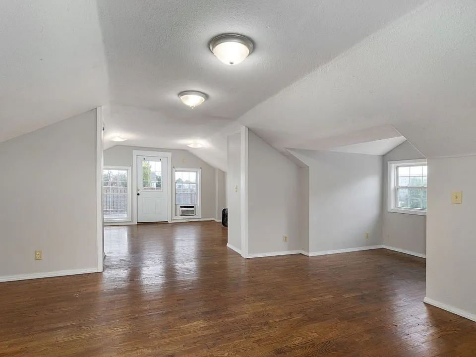 Hickman Plaza Apartments / 915 E. Elm Street