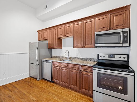 2nd image of 900 Saint James St #303
