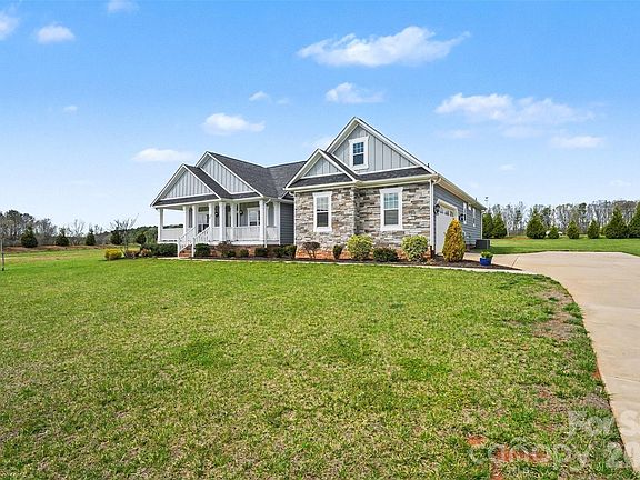 3rd image of 1015 Coppergate Dr