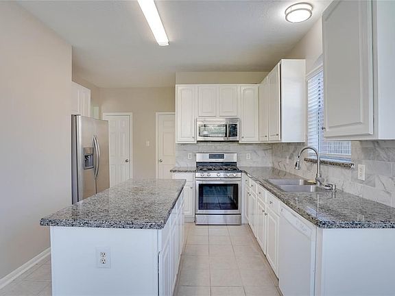 5th image of 411 Darby Trails Dr