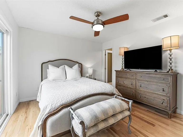 105 E Davis Blvd #B — Photo 29