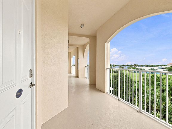 2nd image of 34 HARBOUR ISLE Drive W #PH05