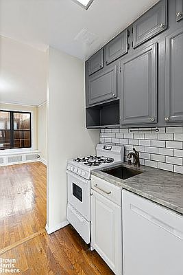 4th image of 245 W 72nd St APT 6B