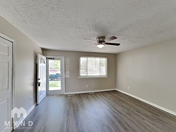 4th image of 384 Parkdale Dr