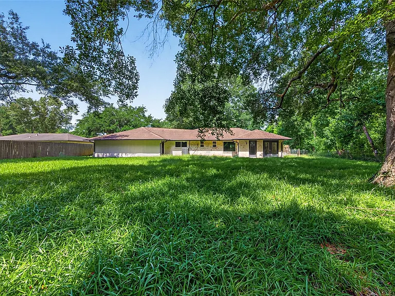 18747 Woodridge Dr — Photo 36