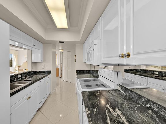 4th image of 2880 NE 14th Street Causeway #505