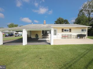 8 Boston Ivy Rd, Levittown, PA 19057