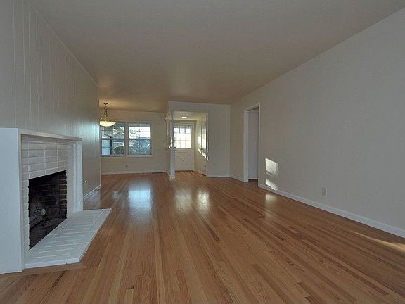 3rd image of 3586 Woodford Dr