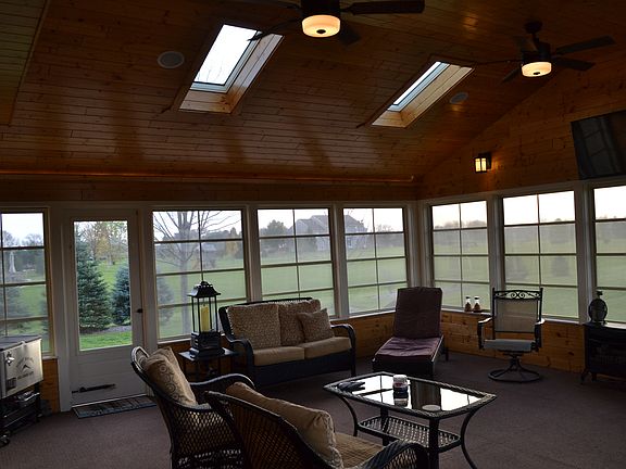 3 season rm w/ gas fireplace
