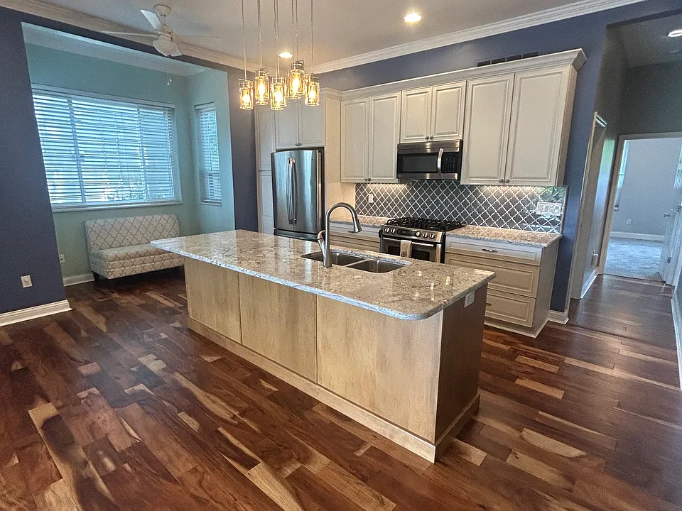 3248 Columbia Pkwy