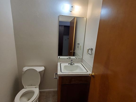 3rd image of 390 Saturn Ave Unit 4