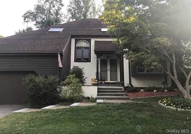 1st image of 19 Cotswold Dr