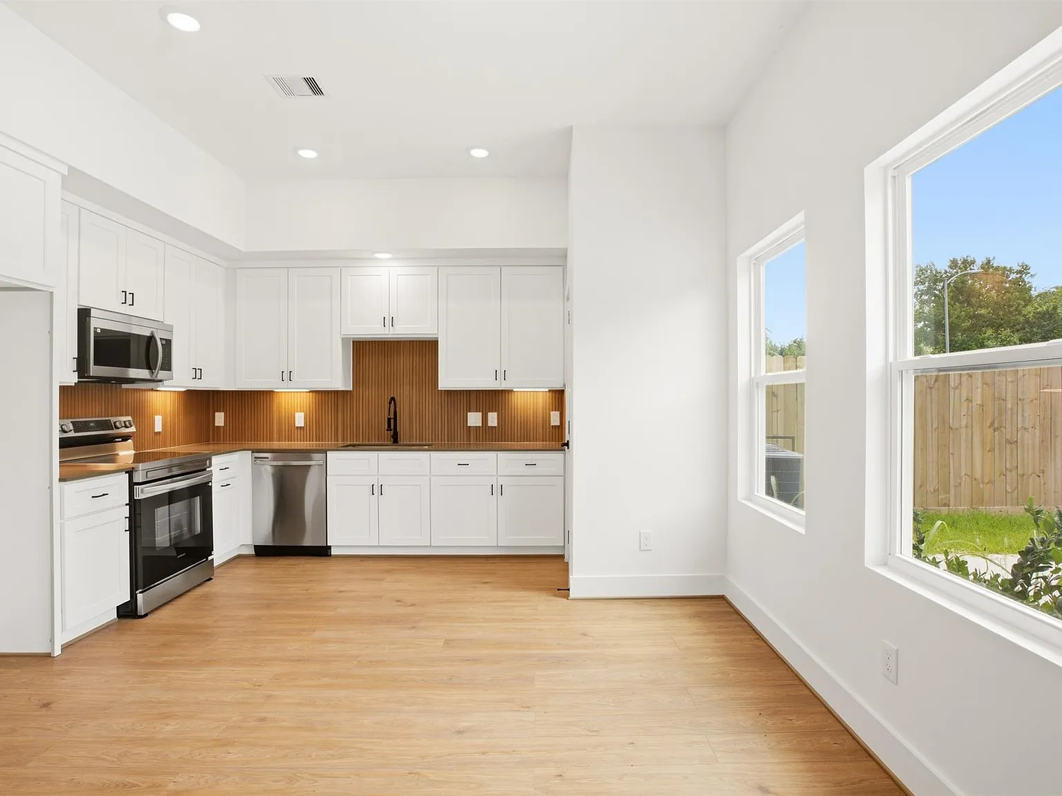 3 bed, 2.5 bath, $1,759 — Photo 4