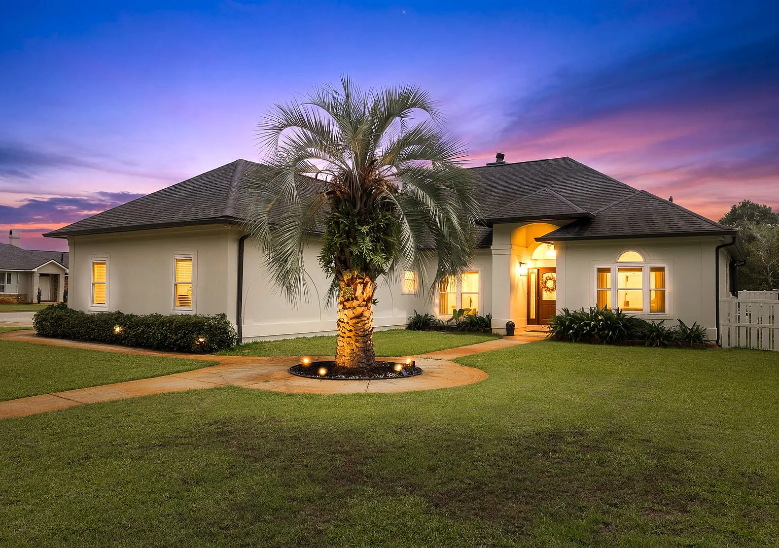 Beautiful 3+ bedroom home with screened pool enclosure and lots of parking! — Photo 1
