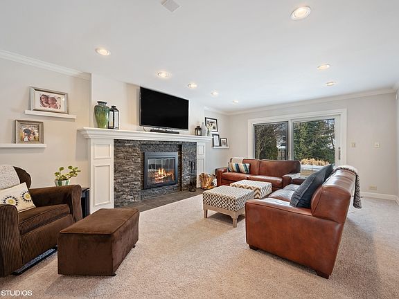 5th image of 323 Bel Air Dr
