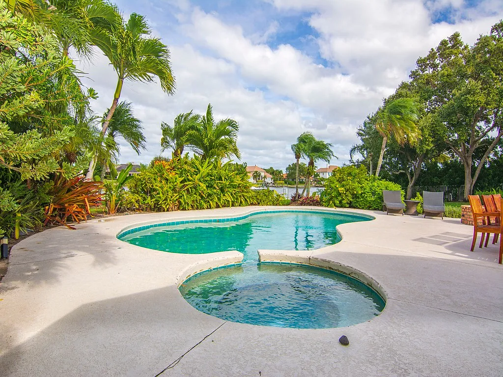 4 bed, 5001 sqft, $25,000 — Photo 2